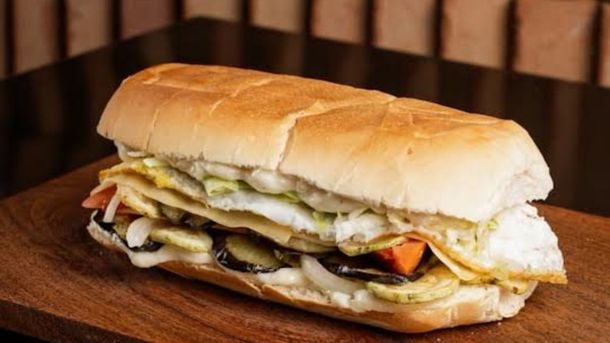 Lomitería Popular también ofrece opciones veganas. Lomitería Popular también ofrece opciones veganas.