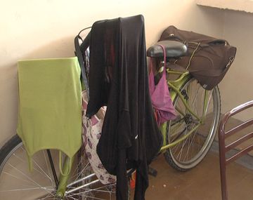 Una maestra lava su ropa interior en una escuela y la cuelga en el aula