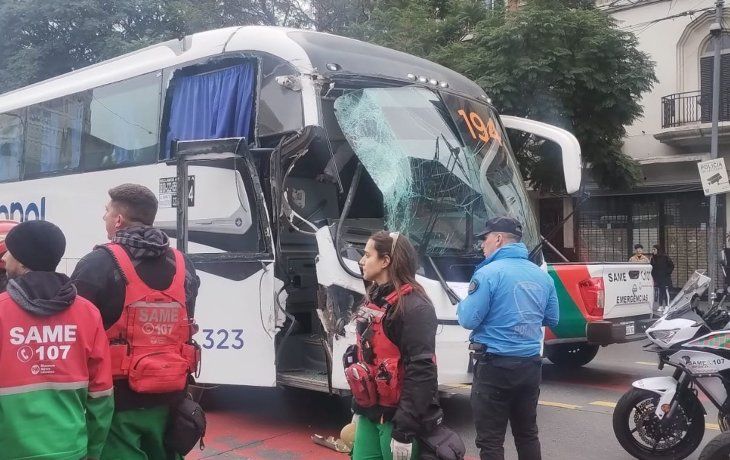Impactante choque entre dos colectivos en Belgrano: 20 pasajeros resultaron heridos