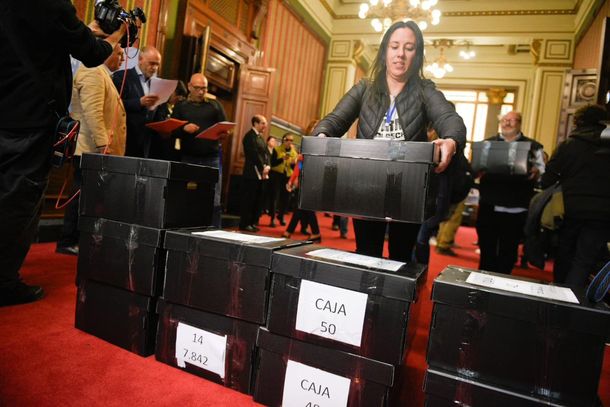 El PIT-CNT entregó las firmas para avanzar en un plebiscito contra la reforma de la seguridad social.