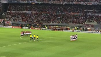 tristeza en river por la muerte de perfumo: los jugadores salieron con un brazalete negro tristeza en river por la muerte de perfumo: los jugadores salieron con un brazalete negro