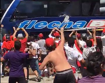 Así atacaban al micro de Boca