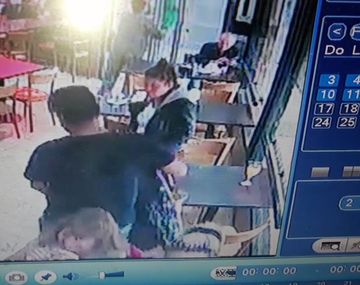 Agentes de seguridad privada lincharon a un carterista que fue filmado in fraganti