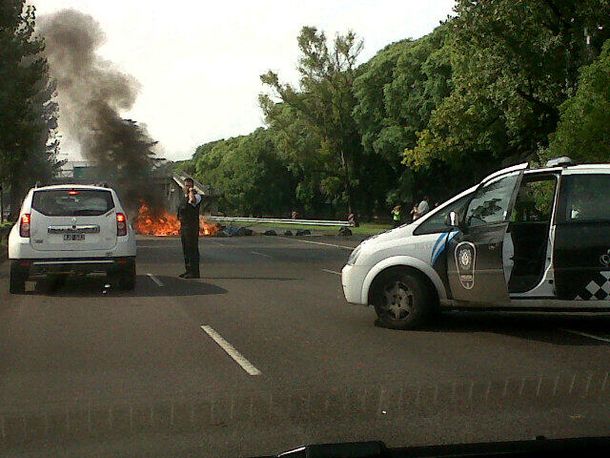 Damnificados del temporal cortan la General Paz
