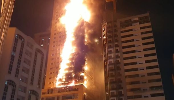 Voraz incendio en un rascacielos de Emiratos Árabes Unidos