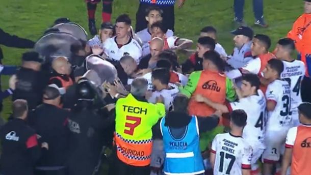 Triunfo de Barracas Central y escandaloso final: los jugadores de Patronato, a las piñas con la policía