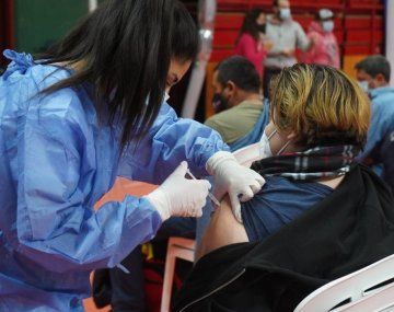 Experto advierte que no es sostenible vacunar contra el Covid-19 cada seis meses