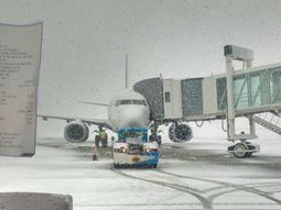 Demoras y cancelaciones en el aeropuerto de Bariloche y abusos en los precios