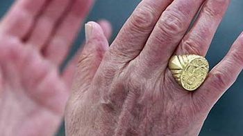 el anillo del papa francisco sera de plata dorada el anillo del papa francisco sera de plata dorada