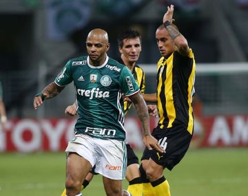 Felipe Melo ante Peñarol