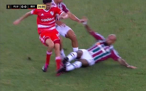 Polémica por el terrible planchazo de Felipe Melo a Nacho Fernández: ¿era para roja?