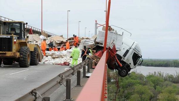 Lograron retirar el camión que quedó colgado en el puente de Zárate Brazo Largo