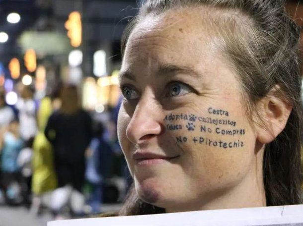 Castrá: el tatuaje proteccionista que tiene en la cara una candidata a concejal de La Libertad Avanza