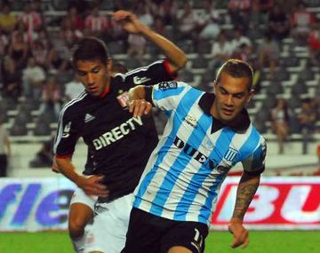 Racing golpeó en el final y hundió más a Estudiantes