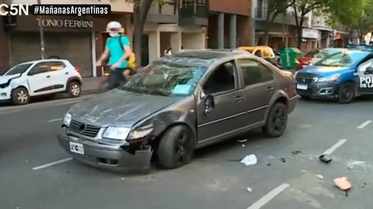 Boedo: un conductor se descompuso en su auto, chocó y volcó