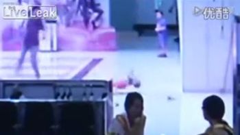 video: un nene cayo de una escalera mecanica y se salvo de milagro video: un nene cayo de una escalera mecanica y se salvo de milagro