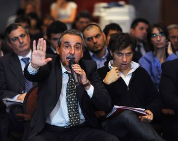 Guillermo Moreno y Axel Kicillof asisten a una reunión en Clarín