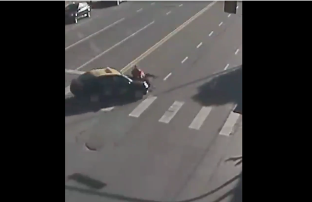 Impactante video en Mar del Plata: taxi embiste a una mujer y de milagro salva su vida