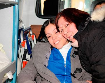 Natalia Meza (izquierda) al salir de la clínica (Gentileza: Clarín)