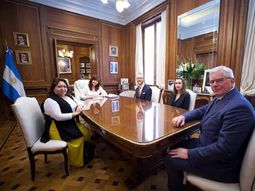 Cristina recibió en el Senado al editor de WikiLeaks