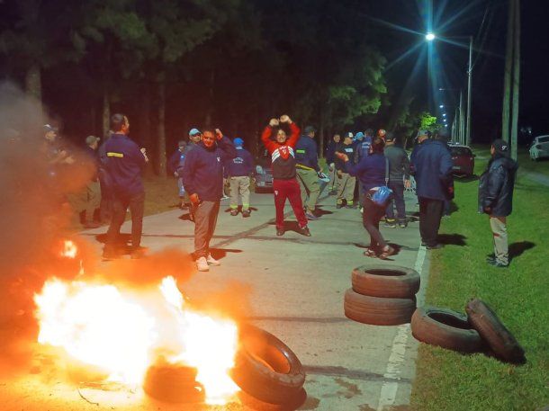Trabajadores despedidos de ILVA bloquean los accesos al Parque Industrial de Pilar