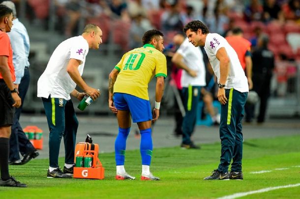 Brasil: Neymar salió lesionado en el amistoso ante Nigeria