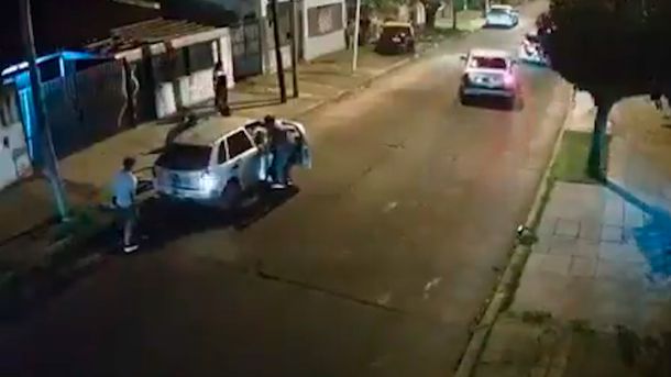 VIDEO: Forcejearon y obligaron a una jubilada a bajarse del auto para robárselo