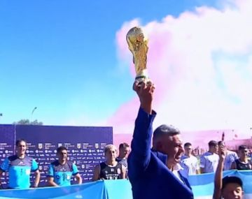 Chiqui Tapia levantó la Copa del Mundo ganada en Qatar en el estadio que lleva su nombre