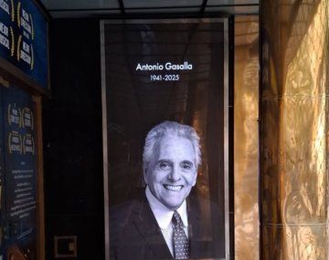 Una multitud se acercó al Maipo para despedir a Antonio Gasalla