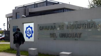La Cámara de Industrias de Uruguay denunció falta de competitividad a partir del anuncio de la planta de cerveza en Minas. La Cámara de Industrias de Uruguay denunció falta de competitividad a partir del anuncio de la planta de cerveza en Minas.
