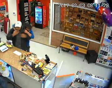 Una familia pelea contra un ladrón para defender su tienda