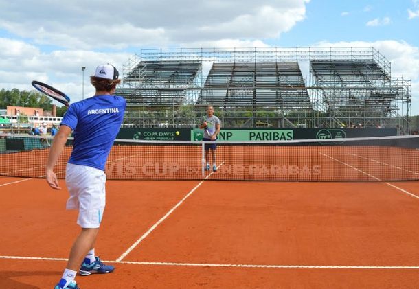 Daniel enseña y Santiago ejecuta. El capitán le regaló todo el conjunto oficial de Copa Davis.