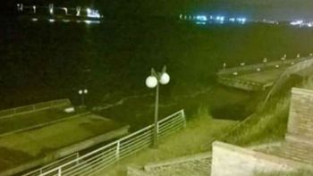 video: asi se derrumbo un paseo costero por las inundaciones video: asi se derrumbo un paseo costero por las inundaciones