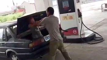 video: chino violento encierra a los golpes en el baul del auto a su esposa video: chino violento encierra a los golpes en el baul del auto a su esposa