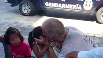 tiene antecedentes de pedofilia y lo filmaron besando a una nena de 3 anos tiene antecedentes de pedofilia y lo filmaron besando a una nena de 3 anos