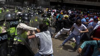 Al menos nueve heridos en una marcha opositora en Caracas Al menos nueve heridos en una marcha opositora en Caracas