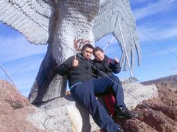 El policía y su hija fueron encontrados tirados en el sillon El policía y su hija fueron encontrados tirados en el sillon