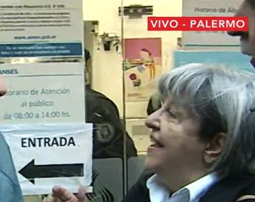 Un delegado de la ANSES se cruzó con los que esperaban ser atendidos