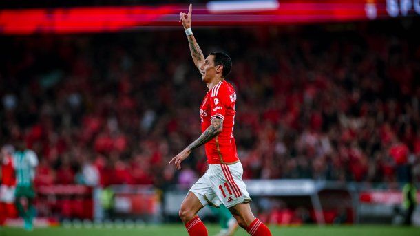 El golazo de Ángel Di María en el triunfo del Benfica, que se acerca al Sporting Lisboa