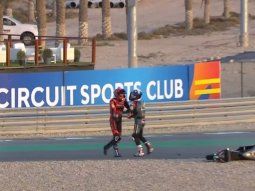 Dos pilotos chocaron en el Moto3 y casi se agarran a trompadas