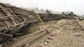 ponen una bomba en las vias del tren: mueren tres personas ponen una bomba en las vias del tren: mueren tres personas