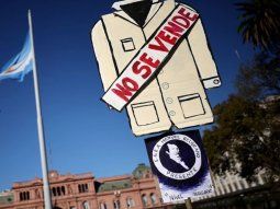 En defensa de la universidad pública, docentes dieron clases en Plaza de Mayo a Javier Milei
