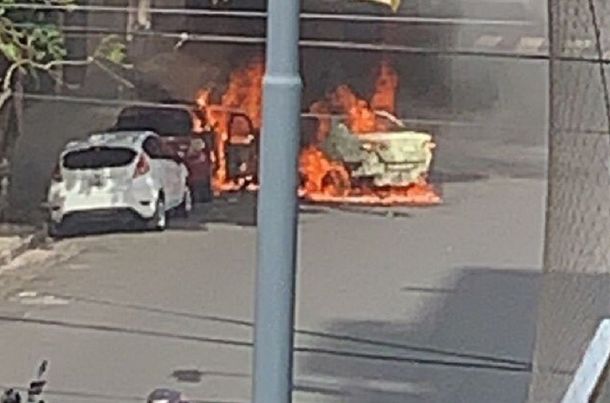 Impresionantes videos del taxi en llamas por Paraguay y Jean Jaures