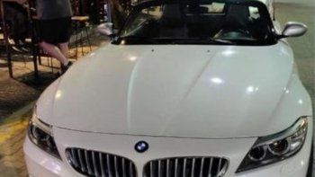 un concejal libertario manejaba borracho un bmw descapotable con una copa de vino en una mano un concejal libertario manejaba borracho un bmw descapotable con una copa de vino en una mano