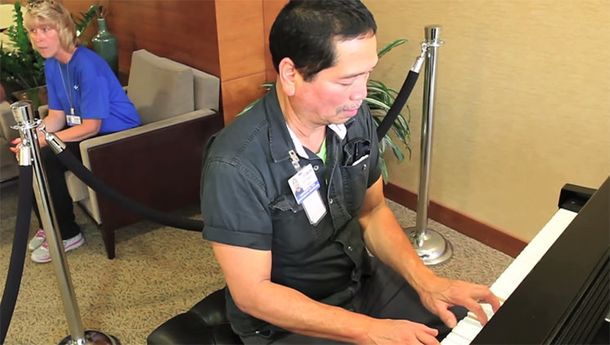 El remedio para todo: conserje toca el piano para aliviar a pacientes de un hospital
