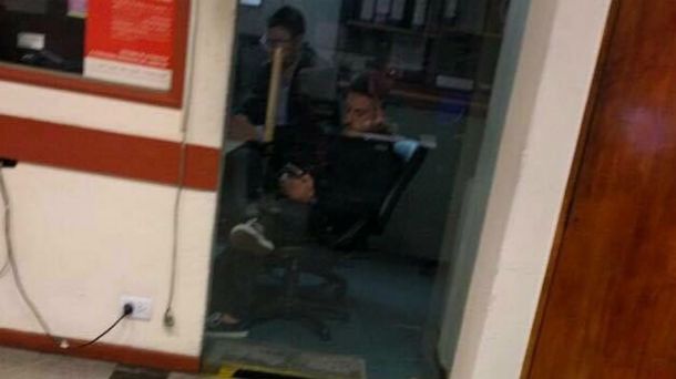 La imagen de Federico Bal en una comisaría: denunciando a Barbie por destrozos