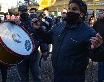 Protesta de choferes de colectivos por falta de cierre de paritarias y de vacunación al personal