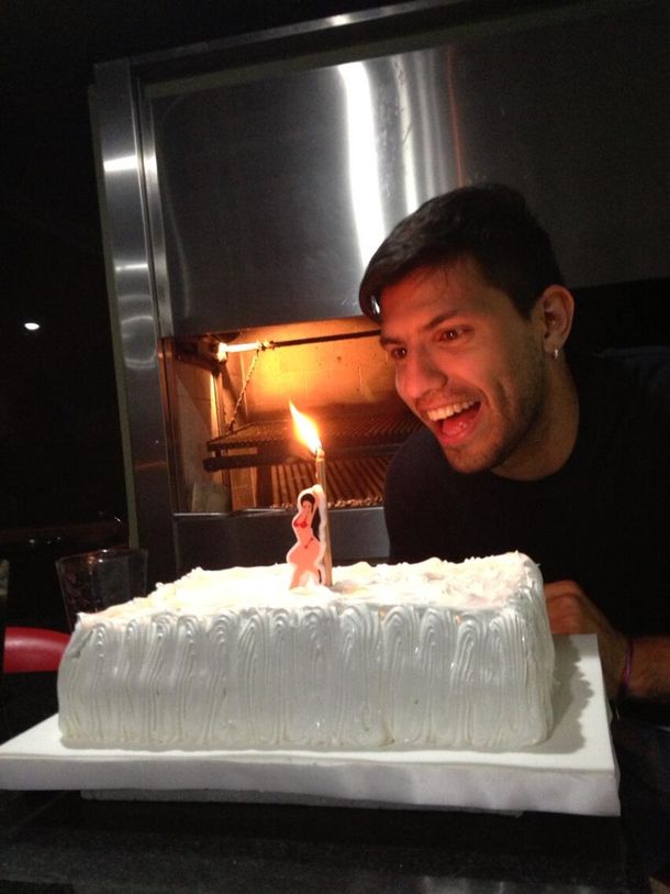 Karina le regaló una stripper al Kun Agüero por su cumpleaños