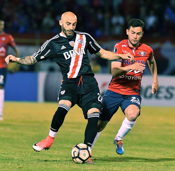 Javier Pinola contra Jorge Wilstermann