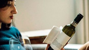 presentaron el libro botella, un invento para leer y tomar vino al mismo tiempo presentaron el libro botella, un invento para leer y tomar vino al mismo tiempo